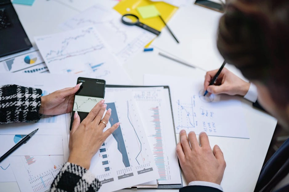 Team di esperti di dati che analizzano grafici futuristici su schermi digitali.